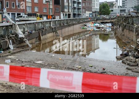 Verviers, Belgien. Juli 2021. Das Foto vom 16. Juli 2021 zeigt einen Tunnel, der nach den Überschwemmungen in Verviers, Belgien, mit Müll gefüllt war. Belgien hat den 20. Juli zum nationalen Trauertag für die Opfer des Unwetters der letzten Tage erklärt. 21 Menschen starben und 18 wurden am Freitag nach Sturzfluten, bei denen Flüsse an ihren Ufern im Süden und Osten des Landes platzten, als vermisst gemeldet. Quelle: Zhang Cheng/Xinhua/Alamy Live News Stockfoto