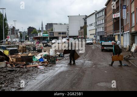 Verviers, Belgien. Juli 2021. Nach den Überschwemmungen in Verviers, Belgien, werfen Menschen zerbrochene Möbel weg, 16. Juli 2021. Belgien hat den 20. Juli zum nationalen Trauertag für die Opfer des Unwetters der letzten Tage erklärt. 21 Menschen starben und 18 wurden am Freitag nach Sturzfluten, bei denen Flüsse an ihren Ufern im Süden und Osten des Landes platzten, als vermisst gemeldet. Quelle: Zhang Cheng/Xinhua/Alamy Live News Stockfoto