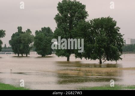 Düsseldorf, Deutschland. Juli 2021. Am 16. Juli 2021 wird das Rheinufer in Düsseldorf überflutet. Die Zahl der Todesopfer durch die durch starke Regenfälle ausgelöste Hochwasserkatastrophe in West- und Süddeutschland ist laut Polizei und lokalen Behörden ab Freitagmittag auf mehr als 100 gestiegen. Quelle: Tang Ying/Xinhua/Alamy Live News Stockfoto