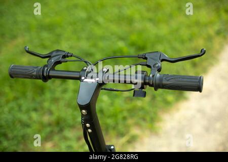 Elektroroller Lenkrad. Verwaltung von Elektrofahrzeugen. Bordcomputer auf einem Roller. Stockfoto