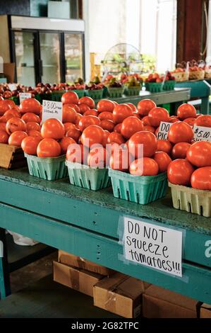 Farm frische Beefsteak Tomaten auf dem Display zum Verkauf in einem ländlichen Alabama Bauernmarkt oder Straßenmarkt in Montgomery Alabama, USA. Stockfoto