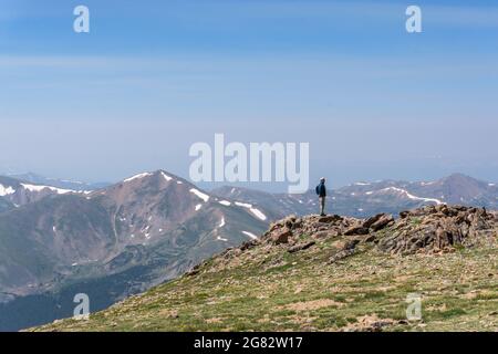 Der Mensch blickt auf die epische Landschaft auf dem Gipfel des Mount Parnassus in Colorado Stockfoto