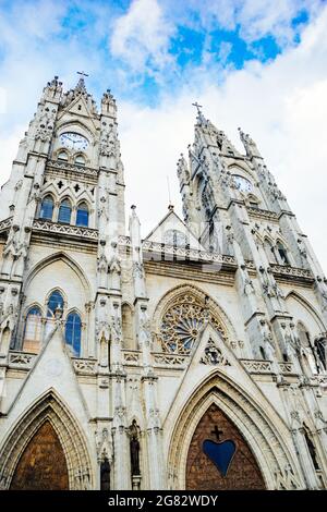 Basilica del Voto Nacional Kathedrale in Quito, Ecuador an einem bewölkten Tag. Vorderfassade von der Seite aus gesehen. Stockfoto