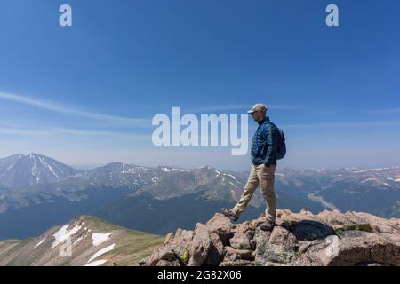 Wanderer mit Blick auf die epische Landschaft auf dem Gipfel des Berges in Colorado Stockfoto