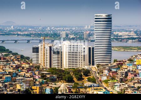 Luftdrohnenaufnahme der Stadt Guayaquil in Ecuador. Ein Blick über die Innenstadt von Guayaquil, wo sich alle hohen Gebäude und Büros befinden. Stockfoto