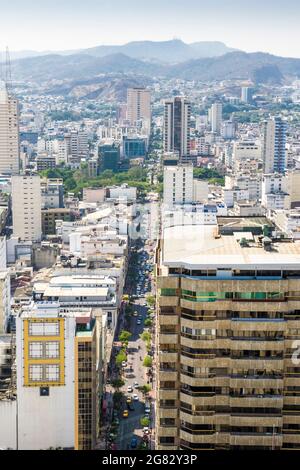 Luftdrohnenaufnahme der Stadt Guayaquil in Ecuador. Ein Blick über die Innenstadt von Guayaquil, wo sich alle hohen Gebäude und Büros befinden. Stockfoto