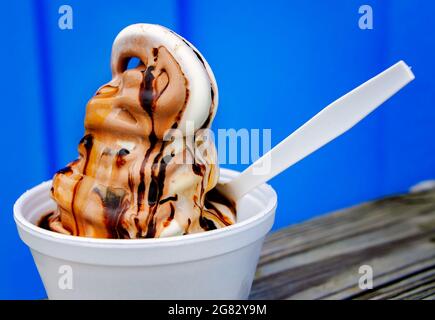 Ein heißer Fudge Sundae ist im BGH Cafe, 7. Juli 2021, auf Dauphin Island, Alabama, abgebildet. Das BGH Cafe serviert eine Auswahl an Speisen und Snacks. Stockfoto