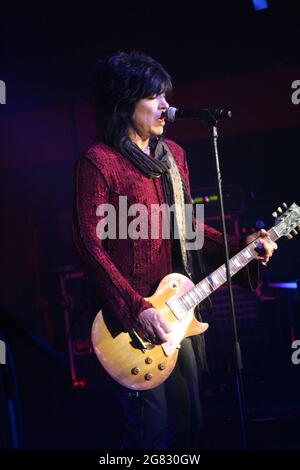 FORT LAUDERDALE, FL - 07. AUGUST: Jeff LaBar und Tom Keifer von Cinderella treten am 7. August 2010 im Revolution in Fort Lauderdale, Florida, auf. Personen: Tom Keifer Jeff LaBar, Kredit: Hoo-me / MediaPunch Stockfoto