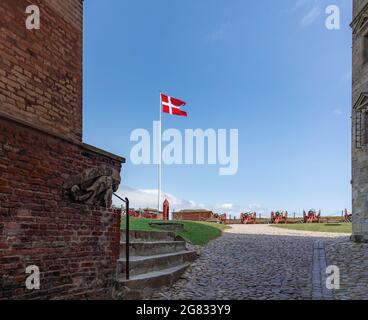 Flagge Dänemarks bekannt als Dannebrog auf Schloss Kronborg - Helsingor, Dänemark Stockfoto