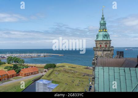 Luftaufnahme von Schloss Kronborg und Meerenge von Oresund - Helsingor, Dänemark Stockfoto