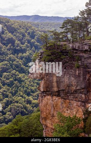 Rock Cliff auf dem Endless Wall Trail im New River Gorge National Park Stockfoto