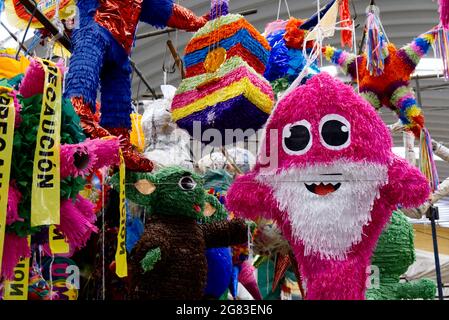 Mexiko-Stadt - Mercado Medellin Piñatas Stockfoto