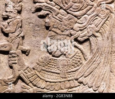 Bas Reliefschnitzerei in einem Grabstein eines maya-Herrscherkönigs, Mexiko-Stadt, Mexiko. Fokus auf Gesicht. Stockfoto