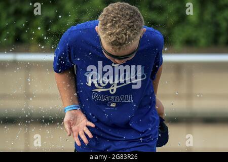 Kansas City, USA. Juli 2021. Ein Kind spielt im Wasserpark, bevor die Kansas City Royals am Freitag, den 16. Juli 2021, die Baltimore Orioles im Kaufman Stadium in Kansas City, Missouri, übernehmen. Foto von Kyle Rivas/UPI Credit: UPI/Alamy Live News Stockfoto