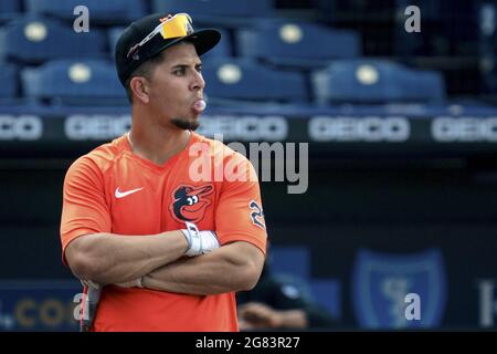 Kansas City, USA. Juli 2021. Ramon Urias #29 der Baltimore Orioles erwärmt sich vor dem Spiel gegen die Kansas City Royals im Kaufman Stadium in Kansas City, Missouri, am Freitag, den 16. Juli 2021. Foto von Kyle Rivas/UPI Credit: UPI/Alamy Live News Stockfoto