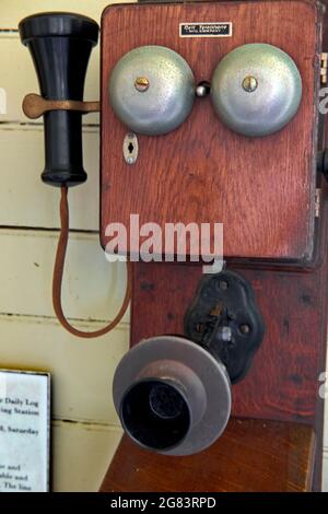 Antikes Telefon mit Wandmontage aus Holz, das im Indian River Life Saving Station Museum an der Delaware Seashore ausgestellt ist. Stockfoto