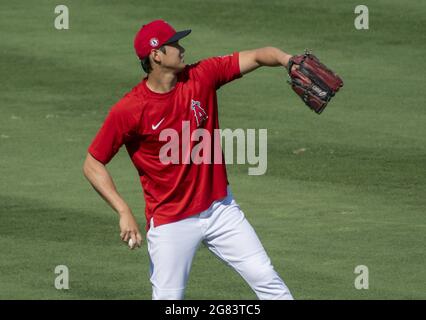 Anaheim, USA. Juli 2021. Los Angeles Shohei Ohtani erwärmt sich vor dem Spiel gegen die Seattle Mariners im Angel Stadium in Anaheim am Freitag, den 16. Juli 2021. Foto von Michael Goulding/UPI Credit: UPI/Alamy Live News Stockfoto