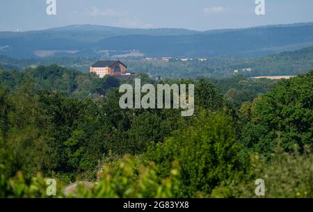 Bayreuth, Deutschland. Juli 2021. Auf dem Grünen Hügel über der Stadt thront das Bayreuther Festspielhaus. Die Bayreuther Festspiele beginnen am 25.07.2021. Quelle: Nicolas Armer/dpa/Alamy Live News Stockfoto