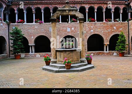 Kreuzgang der Basilica di Santo Stefano in Bologna Italien Stockfoto