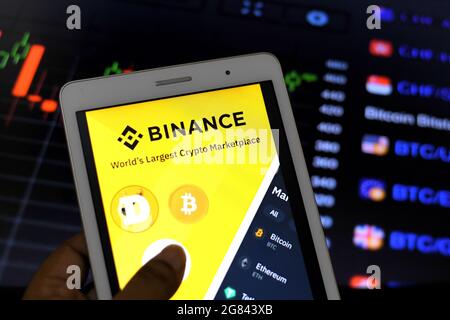 Indien. Juli 2021. In dieser Fotolillustration wird ein Binance Bitcoin-Logo auf einem Android-Handy angezeigt. Kredit: SOPA Images Limited/Alamy Live Nachrichten Stockfoto