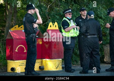 Scunthorpe, Großbritannien. Juli 2021. Polizeibeamte waren während des Protestes vor der OSI Food Solutions Fabrik in Scunthorpe anwesend. Über 50 Demonstranten der Animal Rebellion schlossen die einzige Burger-Vertriebsanlage von McDonald's, die OSI Food Solutions-Fabrik in Großbritannien, durch Blockierung des Eingangs mit Bambusbeacons und Fahrzeugen. Die Rebellen fordern McDonald's auf, bis 2025 auf rein pflanzenbasierte Menüs umzusteigen und dem Leid von Milliarden von Menschenleben ein Ende zu setzen und die Klimakrise abzuwenden, während gleichzeitig der Amazonas-Regenwald gerettet wird. Kredit: SOPA Images Limited/Alamy Live Nachrichten Stockfoto