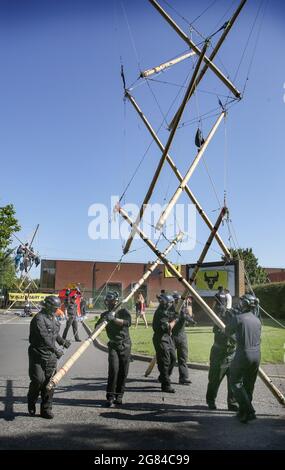 Scunthorpe, Großbritannien. Juli 2021. Während des Protestes vor der OSI Food Solutions Fabrik in Scunthorpe entfernen spezialisierte Polizeibeamte eine unbesetzte Bambusstruktur zum Abbau. Über 50 Demonstranten der Animal Rebellion schlossen die einzige Burger-Vertriebsanlage von McDonald's, die OSI Food Solutions-Fabrik in Großbritannien, durch Blockierung des Eingangs mit Bambusbeacons und Fahrzeugen. Die Rebellen fordern McDonald's auf, bis 2025 auf rein pflanzenbasierte Menüs umzusteigen und dem Leid von Milliarden von Menschenleben ein Ende zu setzen und die Klimakrise abzuwenden, während gleichzeitig der Amazonas-Regenwald gerettet wird. Quelle: SOPA Images Limited/Alam Stockfoto