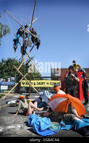 Scunthorpe, Großbritannien. Juli 2021. Während des Protestes besetzen die Demonstranten der Tieraufstand die Hauptstraße in Richtung OSI Food Solutions. Über 50 Demonstranten der Animal Rebellion schlossen die einzige Burger-Vertriebsanlage von McDonald's, die OSI Food Solutions-Fabrik in Großbritannien, durch Blockierung des Eingangs mit Bambusbeacons und Fahrzeugen. Die Rebellen fordern McDonald's auf, bis 2025 auf rein pflanzenbasierte Menüs umzusteigen und dem Leid von Milliarden von Menschenleben ein Ende zu setzen und die Klimakrise abzuwenden, während gleichzeitig der Amazonas-Regenwald gerettet wird. Kredit: SOPA Images Limited/Alamy Live Nachrichten Stockfoto