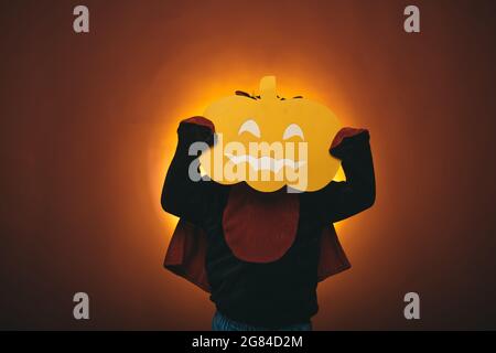 Magischer Kürbis.geschnitzter Kürbis und magische Lichter. Frohe Halloween Wochenenden. Halloween Feiertagskonzept. Horrorgesichter. Die beliebteste Süßigkeiten für Halloween Stockfoto