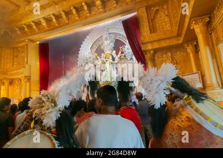 Kolkata, Indien - 17. Oktober 2018 : Dhaakis (Trommler) treten während Durga Puja auf - nachts unter farbigem Licht gedreht. Ein religiöser Brauch von Hinduis Stockfoto