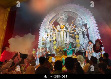 Kolkata, Indien - 18. Oktober 2018 : Heiliger Rauch, der der Göttin Durga angeboten und im dekorierten Durga Puja-Pandal verehrt wird, auf Farbigkeit geschossen Stockfoto