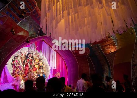 Kolkata, Indien - 17. Oktober 2018 : wunderschön dekoriertes Durga Puja-Pandal, auf buntes Licht geschossen. Durga Puja ist das größte religiöse Fest des Hinduismus Stockfoto