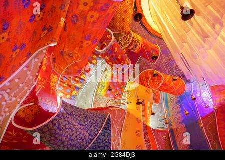 Kolkata, Indien - 17. Oktober 2018 : wunderschön dekoriertes Durga Puja-Pandal, auf buntes Licht geschossen. Durga Puja ist das größte religiöse Fest des Hinduismus Stockfoto