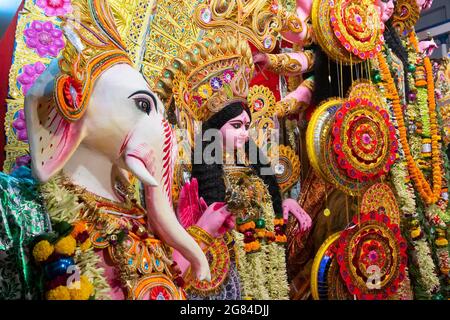 Kolkata, Indien - 17. Oktober 2018 : dekoriertes Idol von herrn Ganesha neben Göttin Durga, Sohn neben Mutter, während Durga Puja angebetet. Große Stockfoto