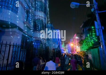Kolkata, Indien - 17. Oktober 2018 : Nachtbild der dekorierten Straße von Kolkata, farbiges Licht, während des Durga Puja Festivals, Westbengalen, Indien. Durga P Stockfoto