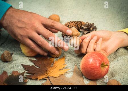 Herbstblatt auf Händen. Platz für Werbung kopieren. Black friday – Verkäufe und Shopping. Werbekonzept. Hallo Herbst und gehen Sie einkaufen Dreams. Stockfoto