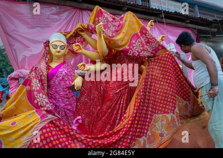 Kalkutta, Westbengalen, Indien - 7. Oktober 2018 : Tonidol der Göttin Durga und Sarazwati, bedeckt unter Sari - traditionelles indisches Kleid für Preparati Stockfoto