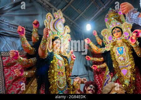 Kolkata, Westbengalen, Indien - 7. Oktober 2018 : Tonidole der Göttin Durga, die für das 'Durga Puja'-Festival in Kumartuli vorbereitet werden. Größtes Festival Stockfoto