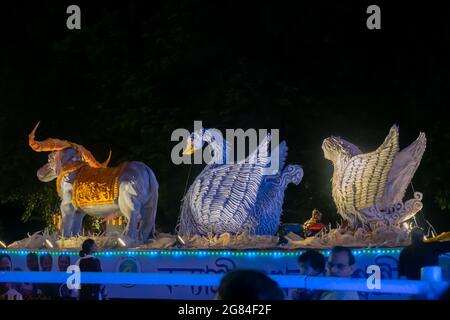 Kolkata, Westbengalen, Indien - 3. Oktober 2017 : dekorierte Tierkunstwerke, die für den Durga Puja Karneval auf der Roten Straße in der Nacht ausgestellt sind, für Straßenfreund Stockfoto