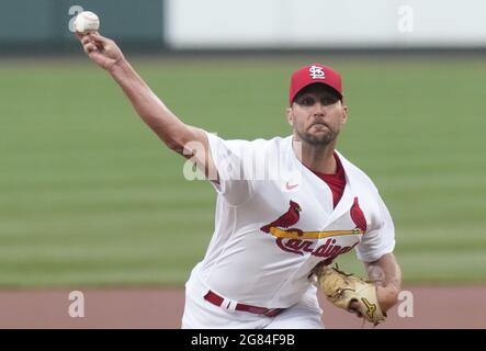 St. Louis, USA. Juli 2021. St. Louis Cardinals Starterkrug Adam Wainwright liefert den San Francisco Giants am Freitag, den 16. Juli 2021, im ersten Inning im Busch Stadium in St. Louis einen Pitch. Foto von Bill Greenblatt/UPI Credit: UPI/Alamy Live News Stockfoto