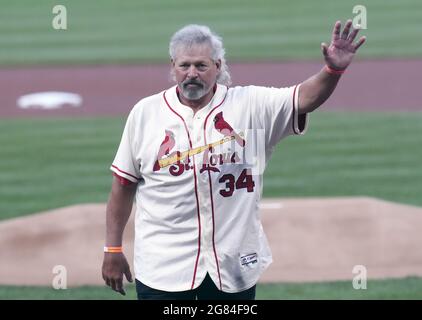 St. Louis, USA. Juli 2021. Ehemalige St. Louis Cardinals Pitcher Danny Cox winkt der Menge vor der San Francisco Giants-St. Baseballspiel der Louis Cardinals im Busch Stadium in St. Louis am Freitag, den 16. Juli 2021. Foto von Bill Greenblatt/UPI Credit: UPI/Alamy Live News Stockfoto