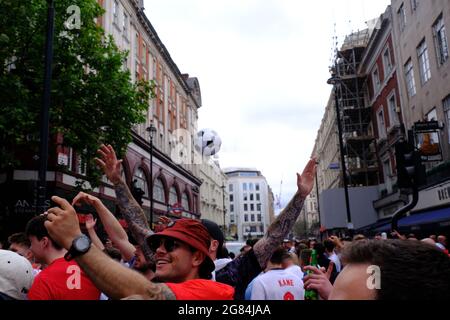 England-Fans auf dem Leicester Square vor dem Finale der Euro 2020 Stockfoto