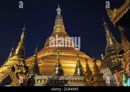 21.01.2014, Yangon, Myanmar, Asien - Blick auf die beleuchtete Stupa der vergoldeten buddhistischen Shwedagon-Pagode mit Tempelanlage am Abend. Stockfoto