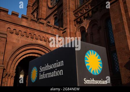 Washington, USA. Juli 2021. Eine allgemeine Ansicht des Smithsonian Castle in Washington, DC, am Freitag, den 16. Juli 2021, Inmitten der Coronavirus-Pandemie. Diese Woche kündigte die Smithsonian Institution ein Ende der zeitlich begrenzten Pässe für die Pandemie in den meisten Museen an, da die National Gallery of Art kürzlich ihre Wiedereröffnung abgeschlossen hat. (Graeme Sloan/Sipa USA) Quelle: SIPA USA/Alamy Live News Stockfoto