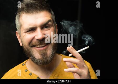 Hören Sie auf zu rauchen. Bad guy süchtig mit einer Spritze mit Drogen. Tatsächliches soziales Problem. Drogenabhängigkeit oder medizinisches Missbrauchskonzept. Rauchsucht Stockfoto