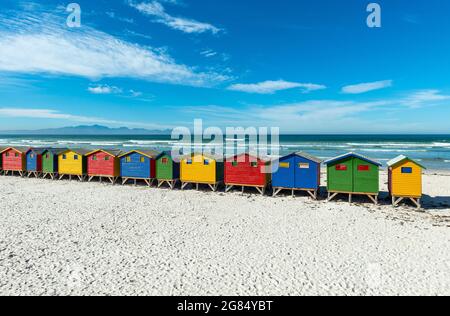 Muizenberg Strand mit bunten Holzhütten, Kapstadt, Südafrika. Stockfoto