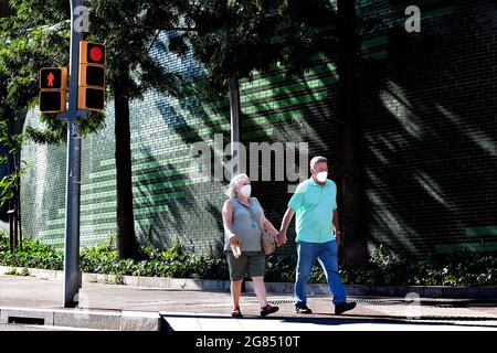 Ehepaar mittleren Alters, das am frühen Abend auf der Straße spazierenging, Barcelona, Spanien. Stockfoto