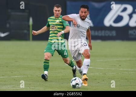 St. Petersburg, FL USA; Hartford Athletic Mittelfeldspieler Danny Barrera (10) dribbelt den Ball, während er von Tampa Bay Rowdies Mittelfeldspieler Lewis verteidigt wird Stockfoto