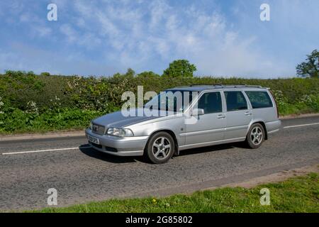 2000 Volvo V70 2.5D Silver 2461 Diesel Estate, auf dem Weg zur Capesthorne Hall classic May Car Show, Ceshire, UK Stockfoto