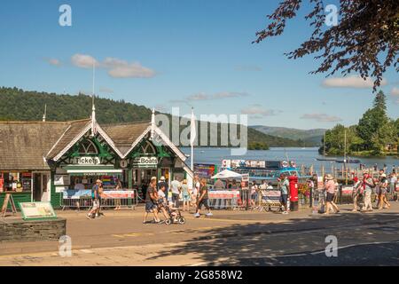 Besucher am Ticketschalter für Bootsfahrten in Bowness auf Windermere, Cumbria, England, Großbritannien Stockfoto