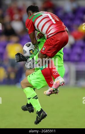 Orlando, USA. Juli 2021. 16. Juli 2021: Costa-Ricas Torwart ESTEBAN ALVARADO (1) kollidiert mit dem Suriname-Stürmer MARC JOZEFZOON (7), während er beim CONCACAF Gold Cup Suriname gegen Costa Rica Fußballspiel 16 im Exploria Stadium in Orlando, FL am 2021. Juli 2021 einen Spar macht. (Bild: © Cory Knowlton/ZUMA Press Wire) Bild: ZUMA Press, Inc./Alamy Live News Stockfoto